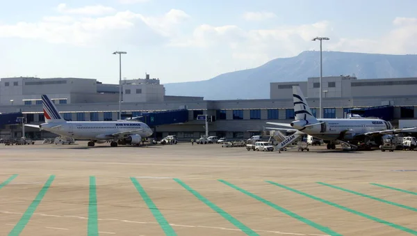 Air France Och Egeiska Flygplan Och Vid Terminalen Atens Internationella — Stockfoto