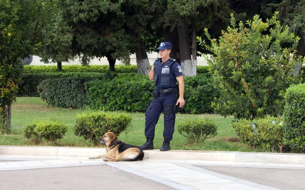Politieagent Donkerblauw Uniform Het Park Met Een Bruin Zwarte Hond — Stockfoto