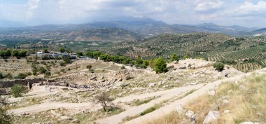 Antik Miken 'in arkeolojik alanı, arka planda kuzeydoğu Mora' nın dağlık manzarası, panoramik çekim, Mykines, Yunanistan - 4 Ekim 2010