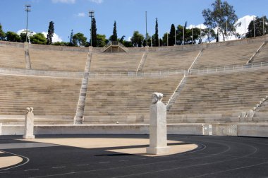 Janus, 1896 'daki ilk modern Olimpiyatların açılış ve kapanış törenlerinin yapıldığı Panathenaic Stadyumu' nda mermerden iki çift Hermas, Atina, Yunanistan - 9 Ekim 2010