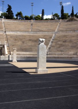 Janus, 1896 'daki ilk modern Olimpiyatların açılış ve kapanış törenlerinin yapıldığı Panathenaic Stadyumu' nda mermerden iki çift Hermas, Atina, Yunanistan - 9 Ekim 2010