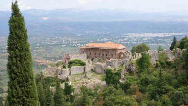 Akropolis ve Mystras İstihkam Şatosu, Yunanistan 'ın Sparti kenti yakınlarındaki bir dağ yamacındaki ortaçağ Bizans kalesi ve manastırı 6 Ekim 2010