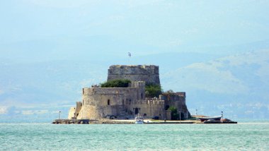 Bourtzi Şatosu, 15. yüzyıl Venedik kalesi Nafplion, Nafplio, Yunanistan limanının ortasında - 5 Ekim 2010