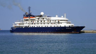 Keşif gemisi Island Sky 5 Ekim 2010 'da Monemvasia, Laconia, Yunanistan' a demir attı.