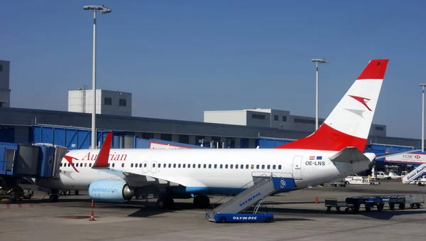 Austrian Airlines Boeing 737 800 Aereo Presso Terminal Dell Aeroporto — Foto Stock
