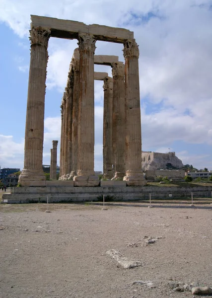 2010年10月7日 位于希腊雅典市中心考古遗址的奥林匹斯宙斯神庙的巨大科林斯柱 — 图库照片