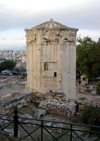 Rüzgârlar Kulesi, Roma Agora 'daki sekizgen Pentelik mermer saat kulesi, günbatımı ışığı, Atina, Yunanistan - 8 Ekim 2010