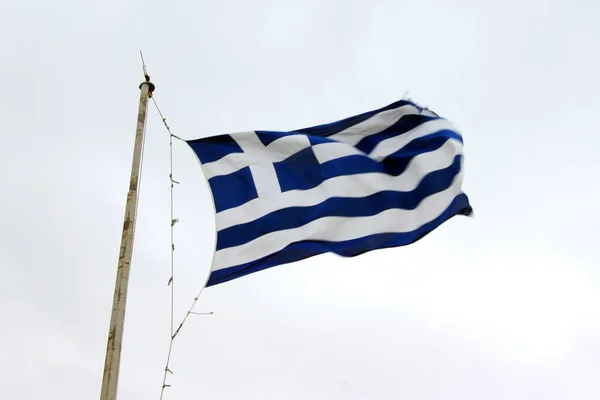 Řecká Vlajka Vlající Tyči Světle Modrém Oblačném Pozadí Oblohy Atény — Stock fotografie