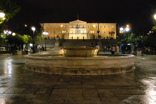 Waterfontein Syntagma Square Het Oude Koninklijk Paleis Het Parlementsgebouw Achtergrond — Stockfoto