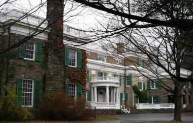 Springwood, Franklin D. Roosevelt 'in evi, şu anda bir müze, kasvetli yağmurlu bir günde manzara, Hyde Park, New York, ABD - 31 Ekim 2009