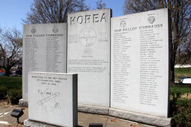 Kore Savaşı Anıtı, 1992 yılında dikilmiş ve adanmıştır, Luzerne İlçe Mahkemesi, Wilkes-Barre, PA, ABD - 8 Nisan 2021