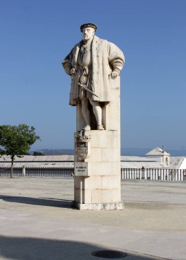 Portekizli Joao III 'ün heykeli, Francisco Franco tarafından 1950 yılında dikildi, Paco das Escolas' da, Portekiz Coimbra Üniversitesi 'nin tarihi avlusunda - 21 Temmuz 2021