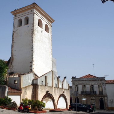 Saat Kulesi, nam-ı diğer Su Kabakları Kulesi, eski şehrin kalbinde, saatin tarihi 15. yüzyıla dayanıyor, Santarem, Portekiz - 11 Temmuz 2021