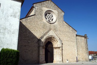 Sao Francisco Manastırı 'nın Gotik Portalı 1242 yılında kuruldu, Santarem, Portekiz - 11 Temmuz 2021