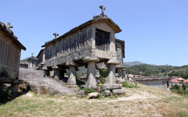 Soajo 'nun tahıl ambarları, taştan yapılmış geleneksel yapılar, taş disklerle çevrili bacaklar üzerinde, en eskileri 18. yüzyıldan kalma, Portekiz, Peneda-Geres Ulusal Parkı yakınlarında - 17 Temmuz 2021