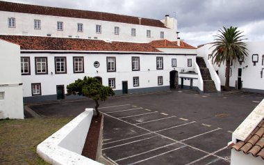 Sao Bras Kalesi, kuzeybatı köşesindeki kalenin avlusu Ponta Delgada, Sao Miguel, Azores, Portekiz - 29 Temmuz 2022