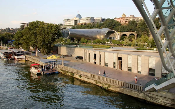 Sol Yakanın Önündeki Mtkvari Nehri Rike Konser Salonu Arka Plandaki — Stok fotoğraf