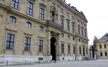 The Residenz, 18. yüzyıl Barok Prens-Bishops Sarayı, Residenzplatz cephesi, güney kanadı, Wurzburg, Almanya - 26 Ocak 2023