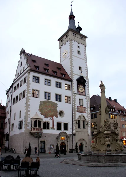 格拉夫内克卡尔特是市政厅中最古老的部分 有罗马式塔楼 于2023年1月26日傍晚在德国伍尔兹堡展出 — 图库照片