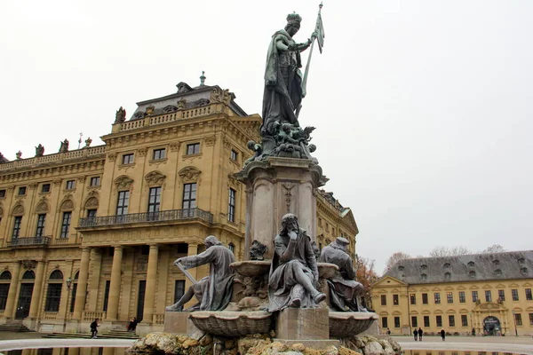 Frankonianbrunnen Rzeźby Zdobione Neobarokową Fontanną Residenzplatz Przed Pałacem Arcybiskupskim Rezydencja — Zdjęcie stockowe