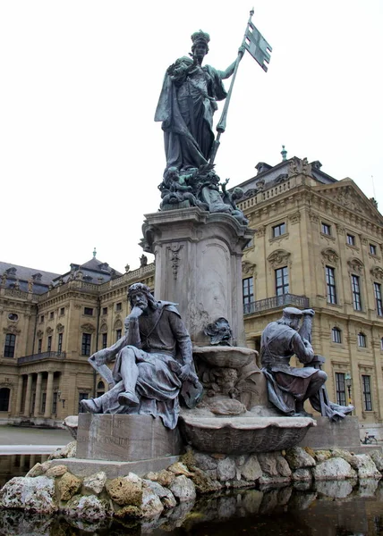 フランコニアンブルネンは 大司教宮殿の前にあるレジデンツ広場にネオバロック様式の噴水を装飾した彫刻で ドイツのヴュルツブルクのレジデンツ 2023年1月26日 — ストック写真