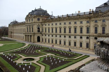 The Residenz, 18. yüzyıl Barok Prens-Bishops Sarayı, Court Gardens cephesi, Wurzburg, Almanya - 26 Ocak 2023