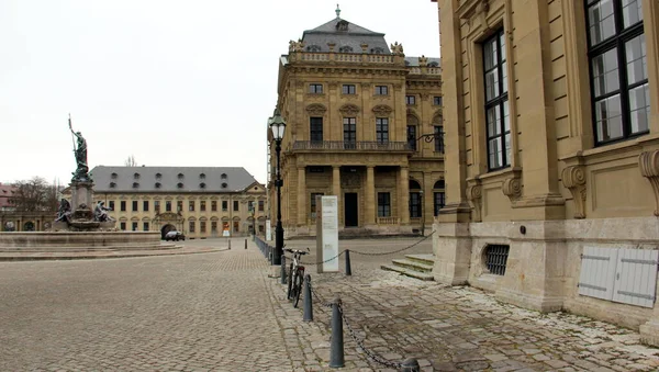 大司教宮殿前の石畳の広場 悲観的な午後の景色 ヴュルツブルク ドイツ 2023年1月26日 — ストック写真