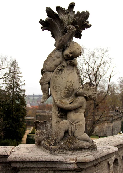 Sculpture Putti Tenant Cartouche Avec Monogramme Dans Les Jardins Cour — Photo