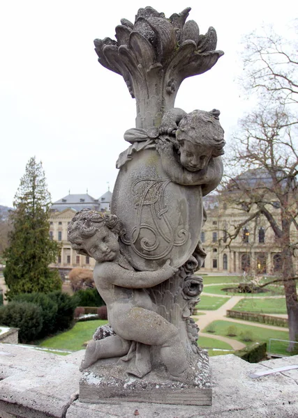 Socha Puttiho Držícího Kartuši Monogramem Dvorních Zahradách Residenze Barokní Palác — Stock fotografie