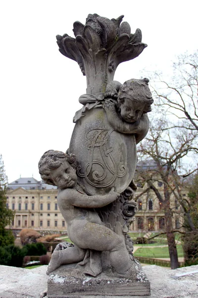18世紀バロック様式の宮殿 レジデンツの宮廷庭園 において モノグラムでカルトゥーシュを保持するパテの彫刻 ビショップ宮殿 ヴルツブルク ドイツ 2023年1月26日 — ストック写真