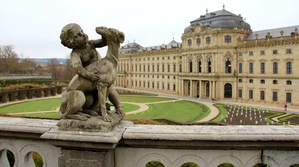 Socha Putta Hrající Psem Dvorních Zahradách Residenzu Barokní Palác Knížete — Stock fotografie