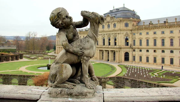 犬と遊ぶための人形の彫刻 18世紀のバロック様式のプリンス ビショップス宮殿であるレジデンツの宮廷庭園 ドイツのヴルツブルク 2023年1月26日 — ストック写真