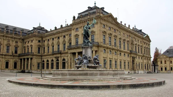 フランコニアンブルネンは 大司教宮殿の前にあるレジデンツ広場にネオバロック様式の噴水を装飾した彫刻で ドイツのヴュルツブルクのレジデンツ 2023年1月26日 — ストック写真