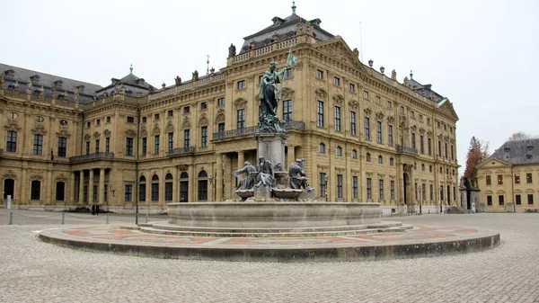 Frankonianbrunnen Γλυπτά Διακοσμημένα Νεομπαρόκ Κρήνη Στην Residenzplatz Μπροστά Από Αρχιεπισκοπικό — Φωτογραφία Αρχείου