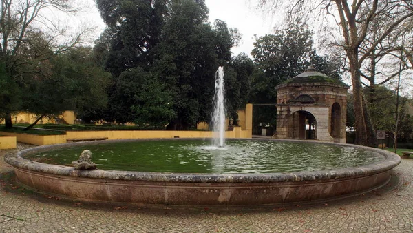 Mafra宫 修道院花园Jardim Cerco的喷泉 在阴郁的雨天观看 葡萄牙Mafra 2021年12月22日 — 图库照片
