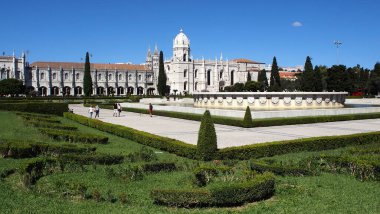 Tarihi Mosteiro dos Jeronimos, Jeronimos Manueline Gotik Anıtı, 18 Eylül 2021 'de Portekiz' in başkenti Lizbon 'da fıskiye ile birlikte Empire Square' i gezdi.