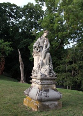 Hudson Nehri üzerindeki Mills-Livingston Mansion parkında Yunan tarzı heykel, Staatsburg, New York, ABD - 14 Ağustos 2020