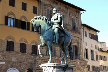 Rönesans dönemi binicilik heykeli I. Cosimo Medici, 1594 yılında Piazza della Signoria, Floransa, İtalya - 29 Temmuz 2015