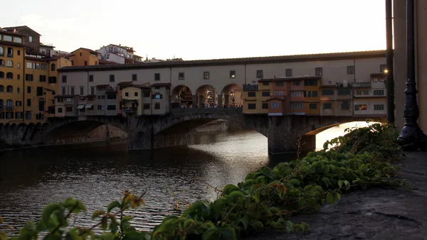 Ortaçağ Ponte Vecchio Eski Köprü Arno Nehri Üzerinde Batı Cephesinin — Stok fotoğraf
