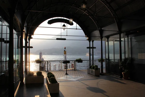Lago Como Ferry Doca Pavilhão Passageiros Vista Para Lago Luz — Fotografia de Stock