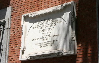 Ünlü piyanist ve besteci Franz Liszt 'e adanmış anıt plaketi, 1844 yılında Pl' de kuruldu. De las Cortes, Madrid, İspanya - 24 Mayıs 2009