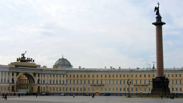 2012年4月27日 俄罗斯圣彼得堡 皇宫广场 阴云密布的白天场景 亚历山大图书馆 正前方 和一般参谋大楼背景 — 图库照片