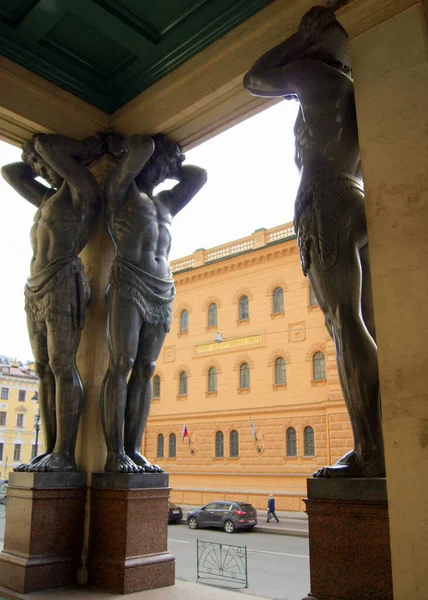 新赫米蒂奇建筑19世纪新古典主义门廊入口的阿特拉斯雕像 由约翰 哈尔比格 Johann Halbig 在1844年雕刻的花岗岩雕塑 2012年4月27日 — 图库照片