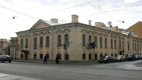 Κλασικό Κτίριο Στη Γωνία Των Οδών Sadovaya Και Lomonosov Που — Φωτογραφία Αρχείου