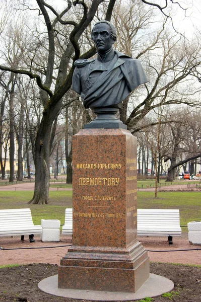 俄罗斯诗人 19世纪作家米哈伊尔 莱蒙托夫纪念碑 瓦西里 彼得罗维奇 克里坦的艺术作品 1874年在俄罗斯圣彼得堡亚历山大花园开幕 2012年4月27日 — 图库照片