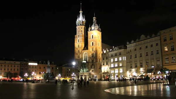 Wieże Kościoła Mariackiego Widokiem Rynek Główny Widok Noc Kraków Polska — Zdjęcie stockowe