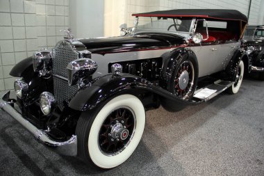 1920 model siyah ve gümüş renkli limuzin 17 Nisan 2014 'te New York, New York, ABD' de garajda
