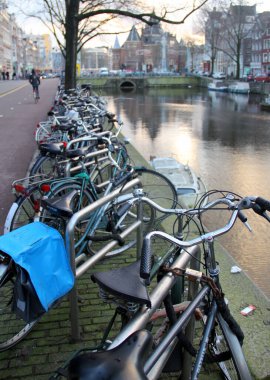 Kanalın setine parketmiş bisikletler, karsız kış öğleden sonrası manzarası, Amsterdam, Hollanda - 1 Ocak 2013