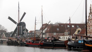 Windmill De Put, 17. yüzyıl değirmeninin modern kopyası, Eski Ren, Leiden, Hollanda 'nın Galgewater bölgesinin karşısından 5 Ocak 2013
