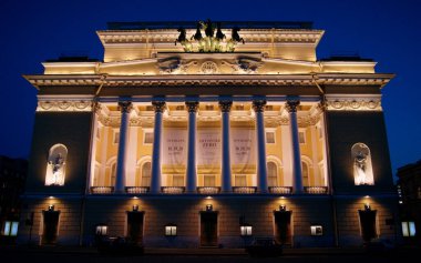Alexandrinsky Tiyatrosu, Carlo Rossi 'nin tasarladığı İmparatorluk tarzı bina, 1828' de inşa edilmiş, ana giriş cephesi gece aydınlatması, St. Petersburg, Rusya - 26 Nisan 2012